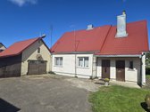Šalia Voveriškių mokykla, vaikų darželis.
