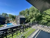 Netoli jūros ir centro. 