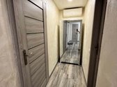 Šviesi virtuvės zona su dideliu langu ir - nuotraukos Nr. 5