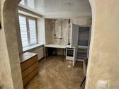 Šviesi virtuvės zona su dideliu langu ir - nuotraukos Nr. 10