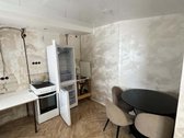 Šviesi virtuvės zona su dideliu langu ir - nuotraukos Nr. 12