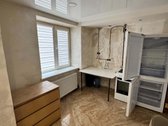 Šviesi virtuvės zona su dideliu langu ir - nuotraukos Nr. 11