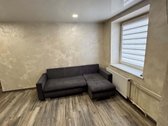 Šviesi virtuvės zona su dideliu langu ir - nuotraukos Nr. 2