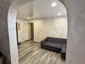 Šviesi virtuvės zona su dideliu langu ir - nuotraukos Nr. 4