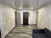 Šviesi virtuvės zona su dideliu langu ir - nuotraukos Nr. 3