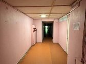Šviesi virtuvės zona su dideliu langu ir - nuotraukos Nr. 15