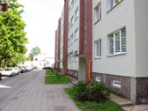 Dalinai renovuotas namas, užtaisytos siūlės,