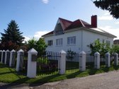 Erdvus Namas Su Ūkiniu Pastatu Ir Terasa