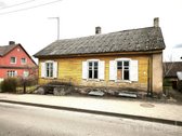 Utenos miesto centre, šalia upelio