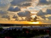 Rytuose saulėtekis. Vakaruose jūra.
