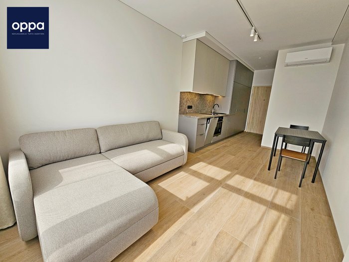 Өтіп бара жатқан адамдарға оның қынапшасына қол тигізуге рұқсат етіңіз